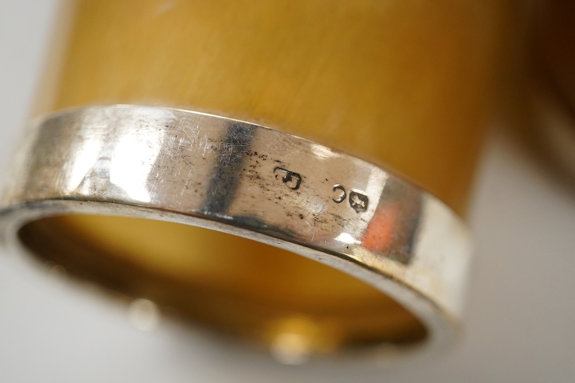 A pair of late Victorian silver mounted horn beakers, Thomas Johnson II, London, 1879, 13.4cm, (a.f.).